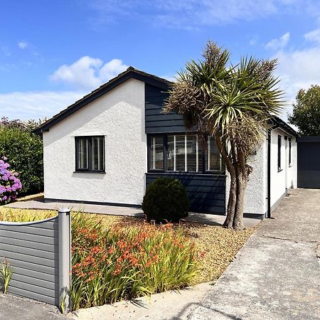 Stylish Modern Home With Parking Enclosed Garden Holyhead Esterno foto
