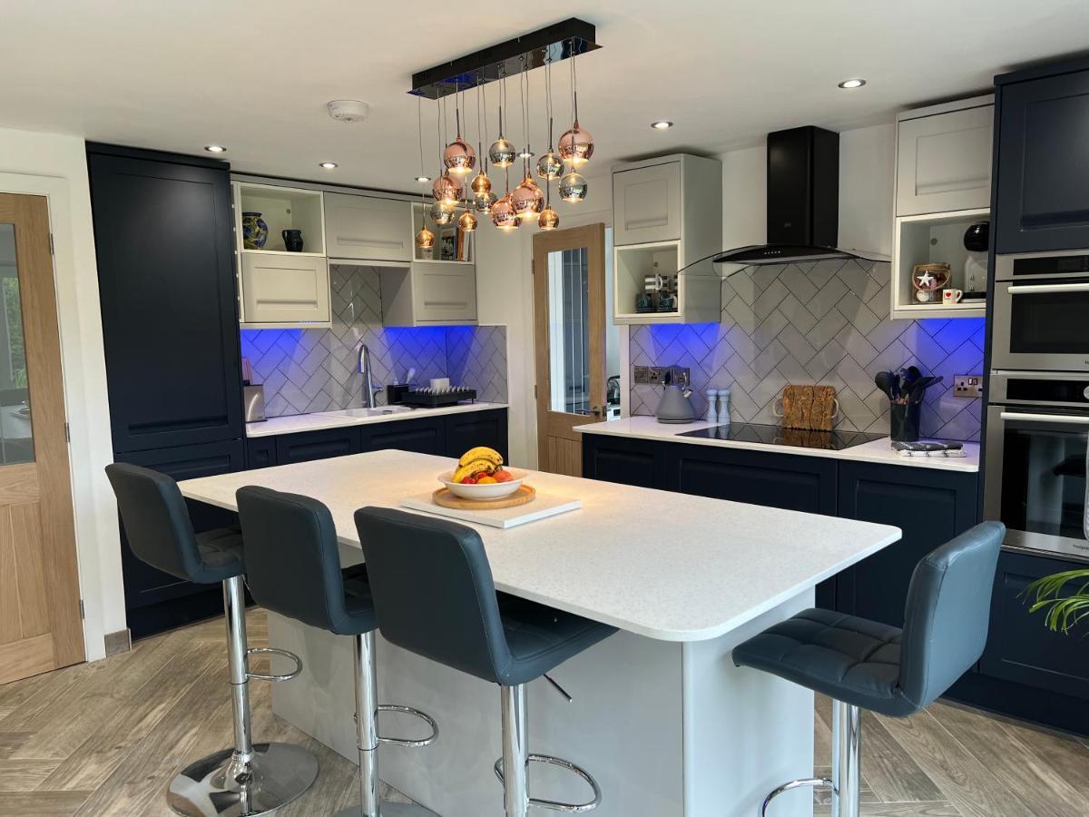 Stylish Modern Home With Parking Enclosed Garden Holyhead Esterno foto