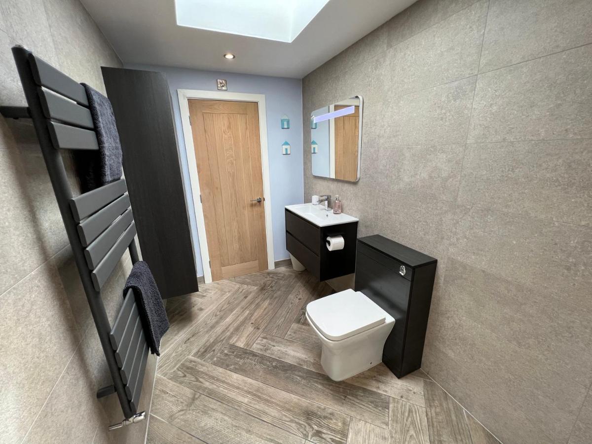 Stylish Modern Home With Parking Enclosed Garden Holyhead Esterno foto