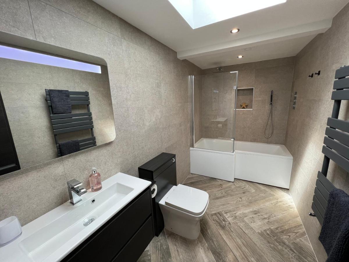 Stylish Modern Home With Parking Enclosed Garden Holyhead Esterno foto