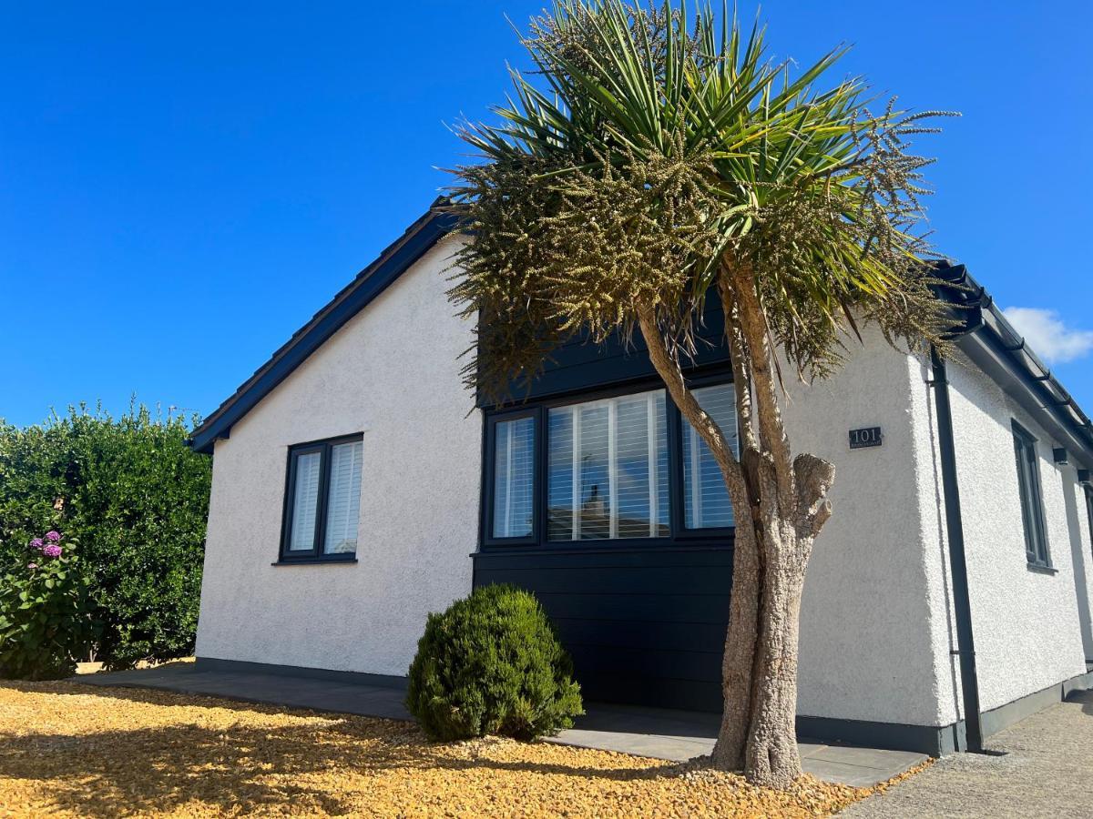 Stylish Modern Home With Parking Enclosed Garden Holyhead Esterno foto