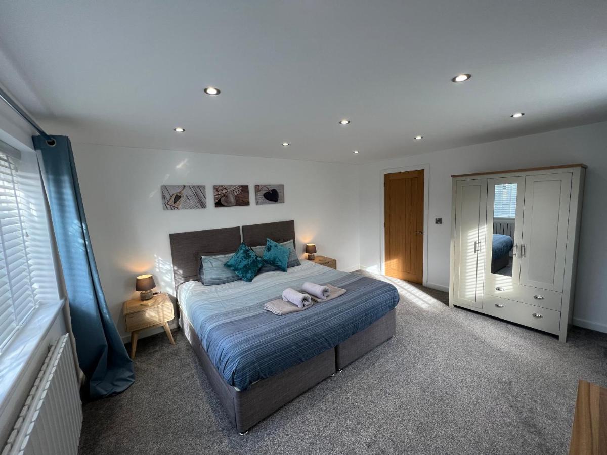 Stylish Modern Home With Parking Enclosed Garden Holyhead Esterno foto