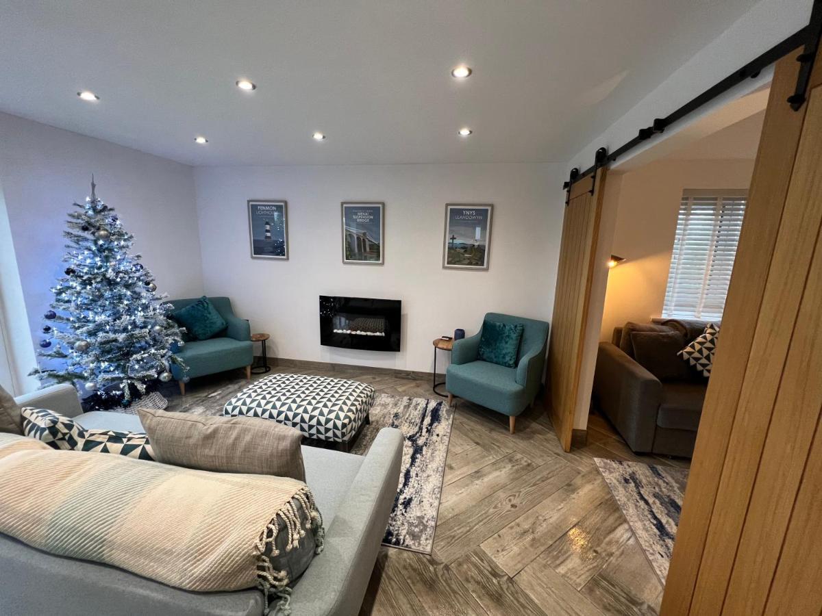 Stylish Modern Home With Parking Enclosed Garden Holyhead Esterno foto